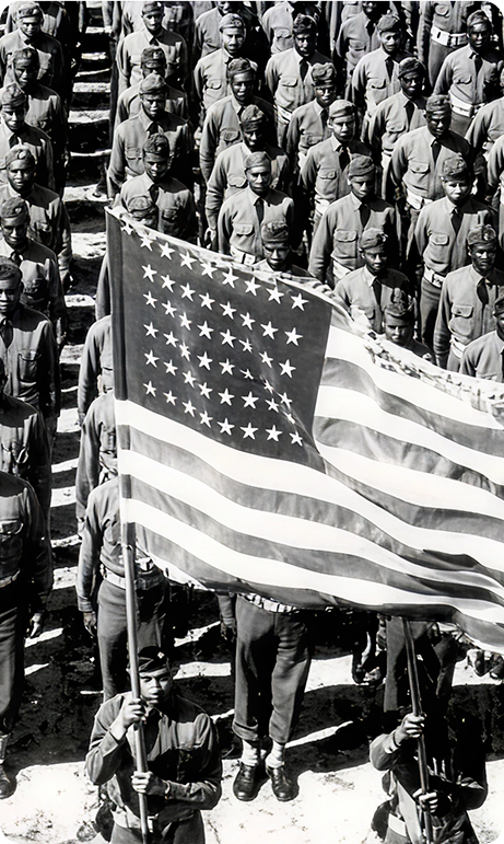 Fotografía de unos soldados con la bandera americana
